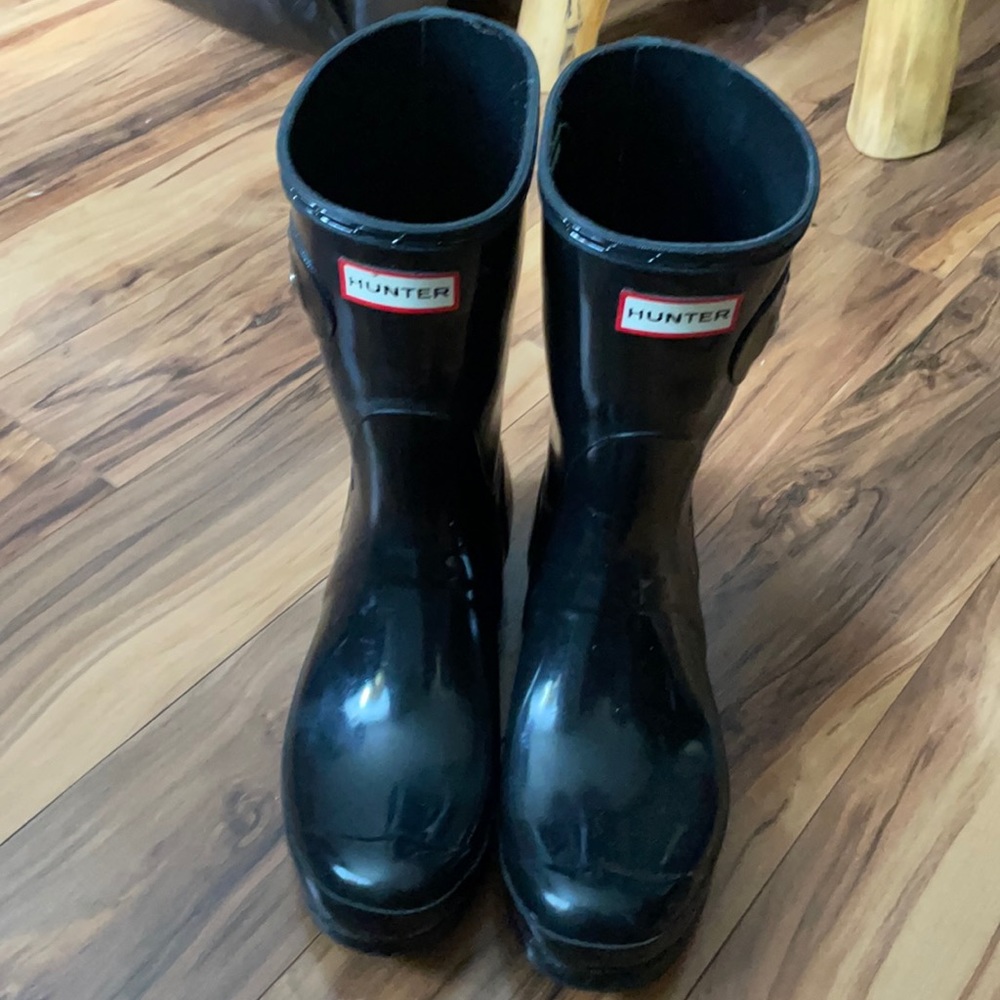 Woman size 10 Hunter rain boot black.